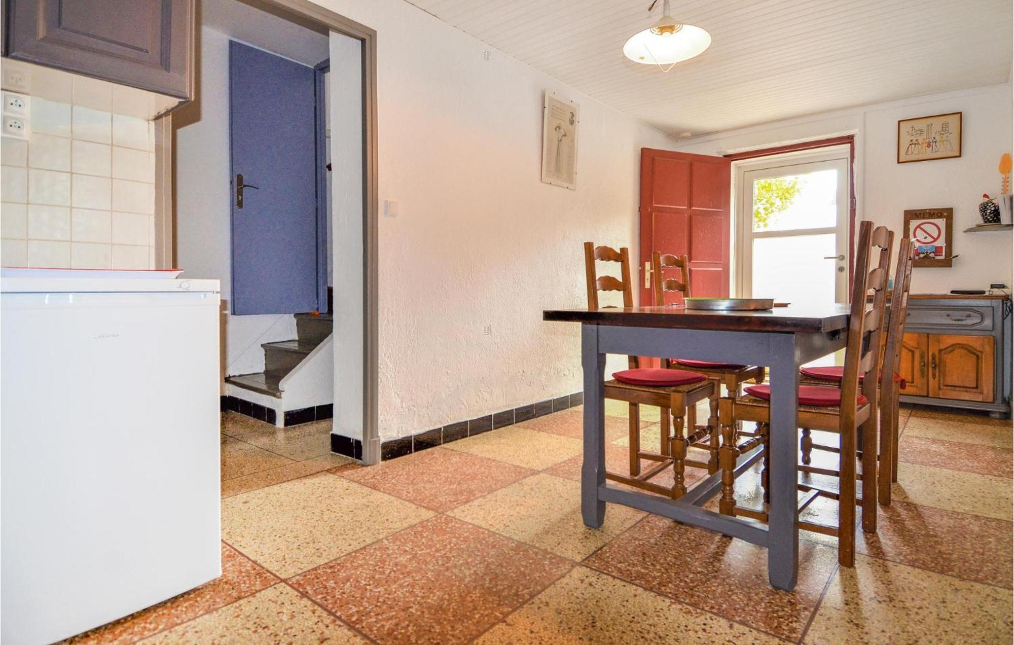 Lovely Home In Arles With Kitchen Екстериор снимка