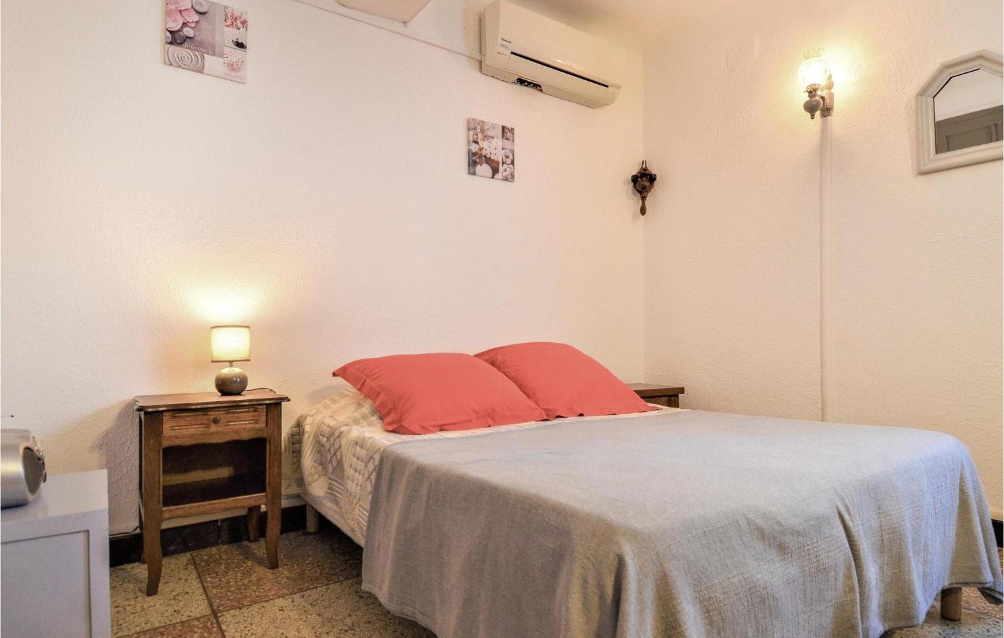 Lovely Home In Arles With Kitchen Екстериор снимка